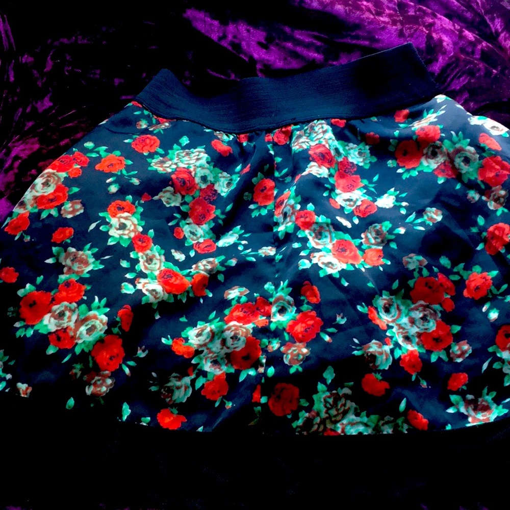 Elastic waist rose skirt.